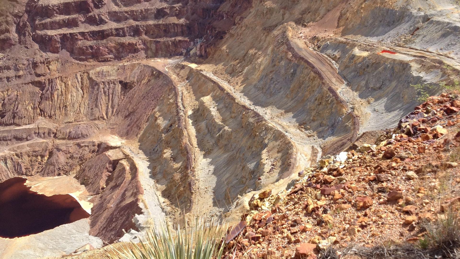 Mine pit